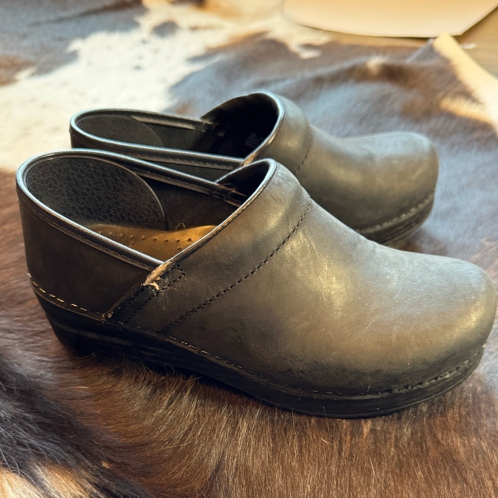 Dansko oiled black leather clogs women’s EU size 38